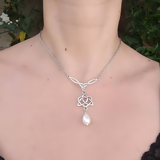 COLLAR DE PROTECCIÓN CON NUDO DE TRINIDAD DEL CORAZÓN DE BRGHID