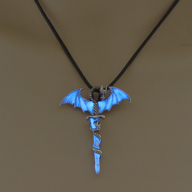 Collar Luminoso de Luna Creciente y Dragón