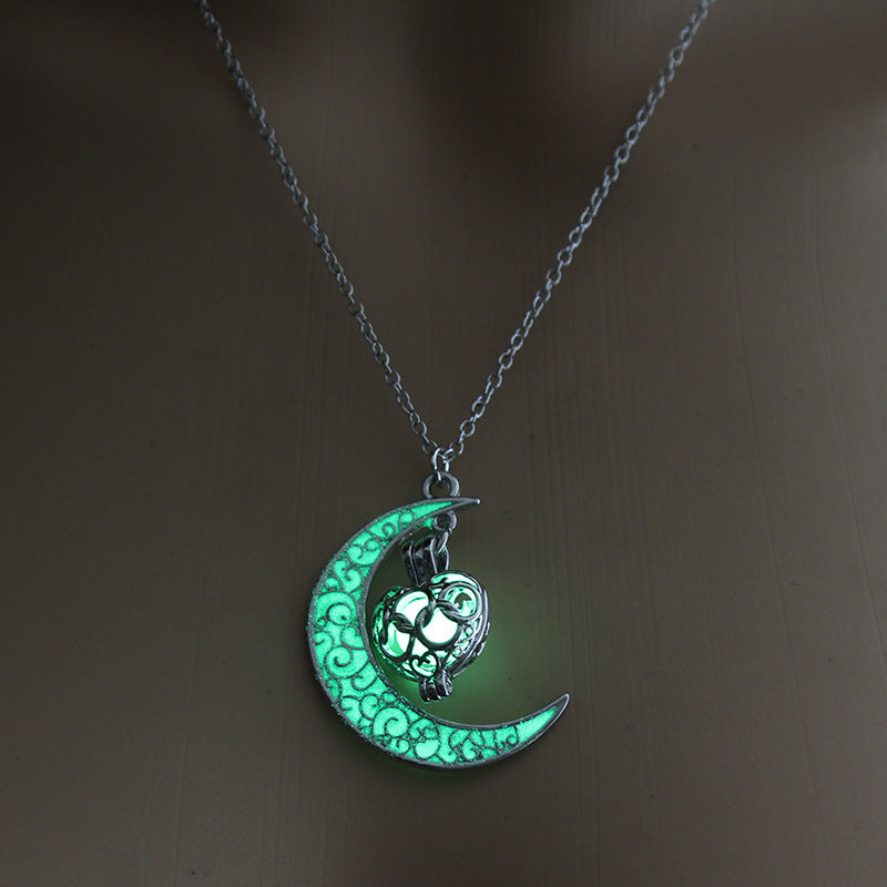 Collar Luminoso de Luna Creciente y Dragón