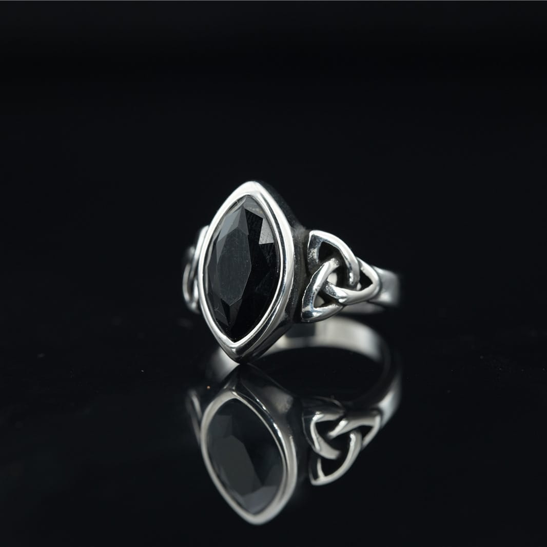 Beya Exentrix Rings Black Onyx Triquetra Ring – Wicca Vibes
