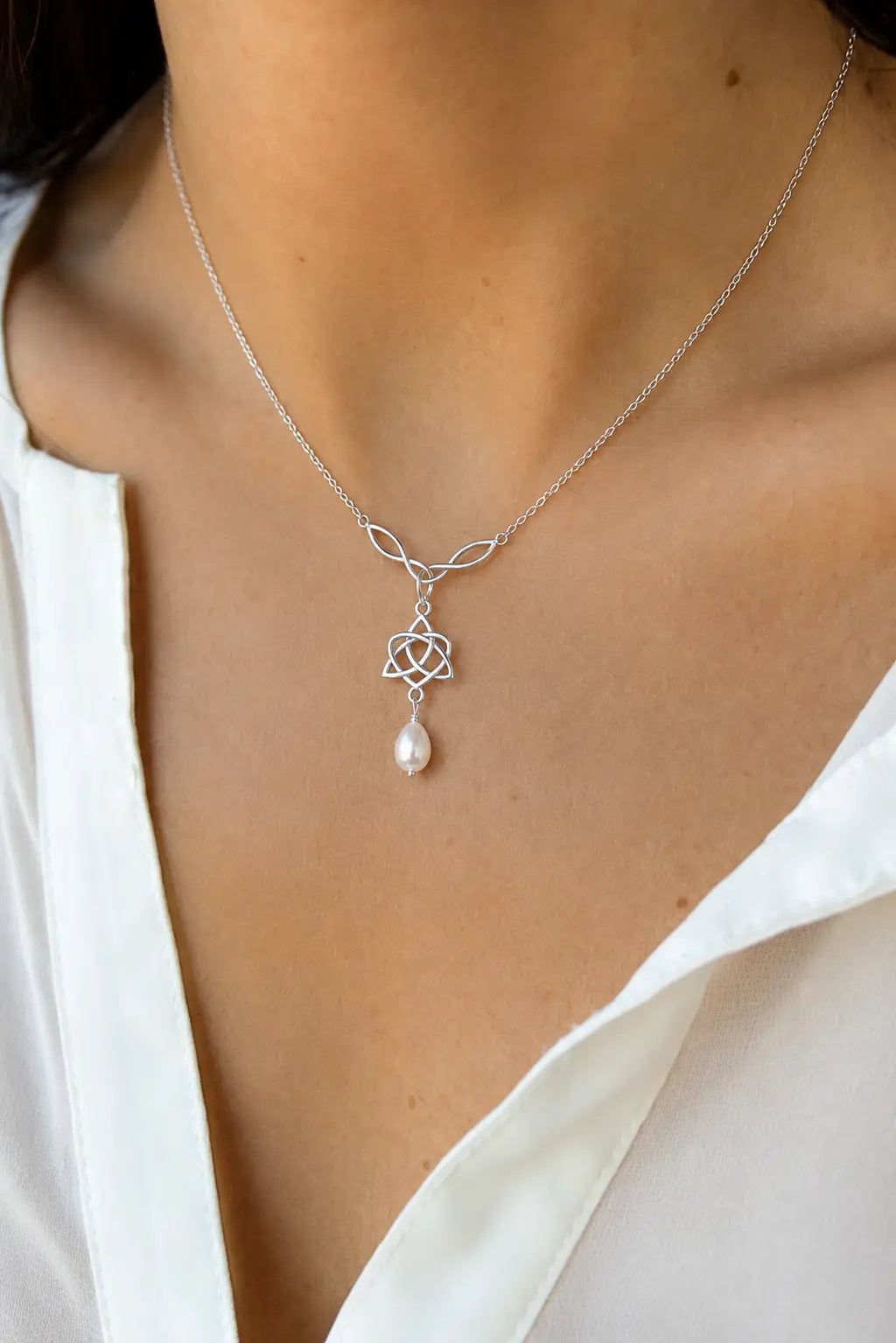 COLLAR DE PROTECCIÓN CON NUDO DE TRINIDAD DEL CORAZÓN DE BRGHID 